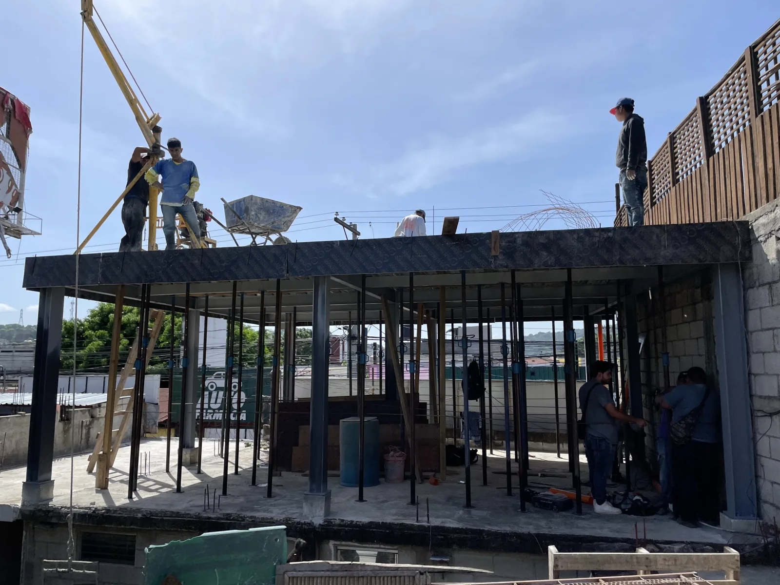 Obra gris: columnas y vigas de concreto armado en construcción.
